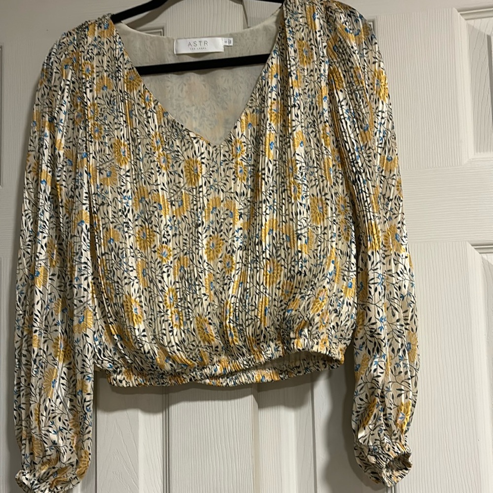 ASTR The Label V-Neck Pleated Long Sleeve Floral Blouse Balloon Sleeve‎